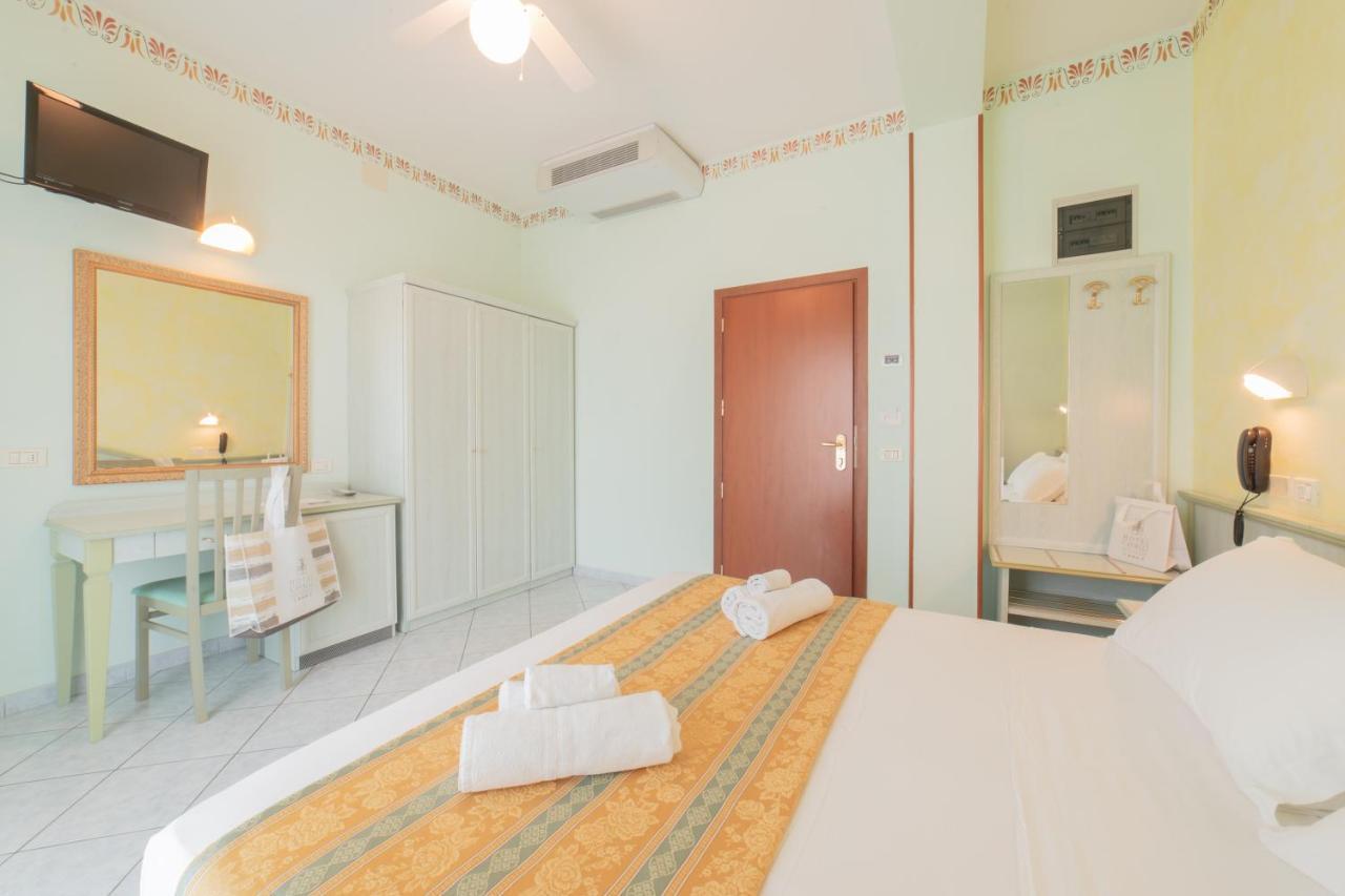 Hotel Cavalli Каттолика Экстерьер фото